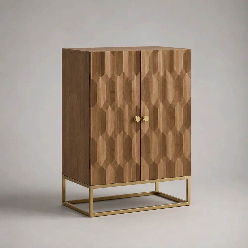 Credenza alta rettangolare a 2 ante in legno marrone naturale con frontali geometrici e base in metallo dorato, 90 x 40 x 120 cm