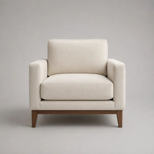 Poltrona imbottita squadrata in tessuto bouclé bianco crema con gambe in legno, 87 x 86 x 82 cm