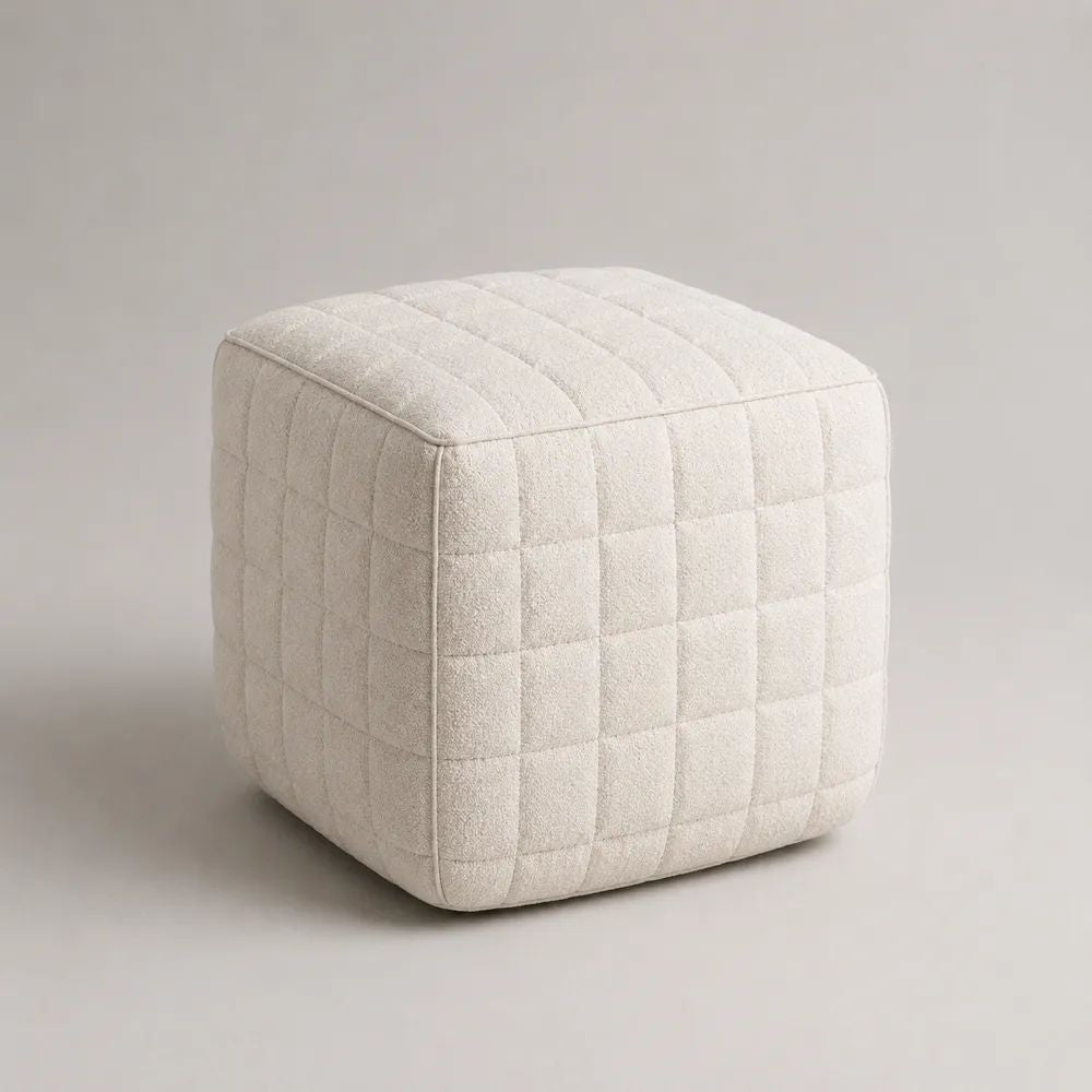 Pouf cubico imbottito in bouclé di poliestere bianco crema, 42 x 42 x 42 cm